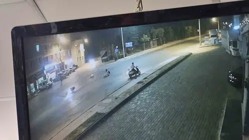 Eskişehir’de motosikletin yayaya çarpma anı güvenlik kamerasına yansıdı