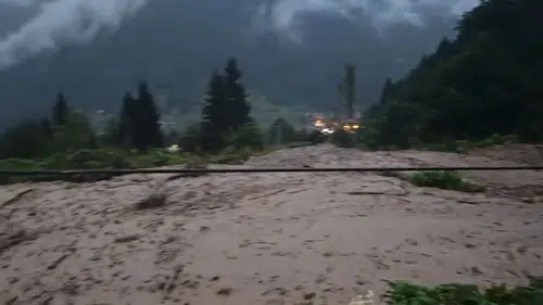 Uzungöl’de sağanak sonrası yol çamurla kapandı, ekipler yeniden açtı