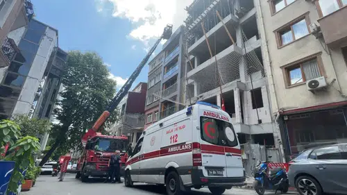 Beyoğlu’nda çatıdaki çıplak turist ekipleri alarma geçirdi
