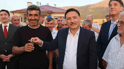 Kayseri'de depremzede 15 aile yeni evlerine kavuştu