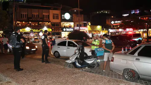 Taşucu’nda polis hem karadan hem denizden denetim yaptı