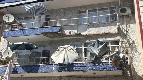 Ümraniye’de apartman balkonu büyük bir gürültüyle aşağı çöktü