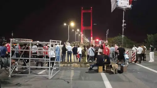 Köprüde gece çekimi trafiği değiştirdi