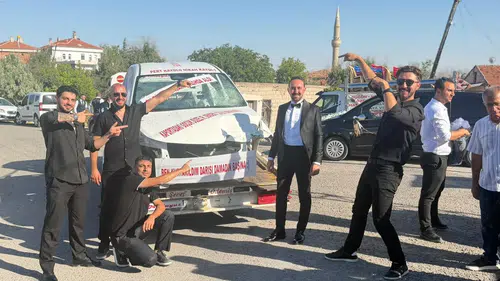 Nevşehirdeki düğünde damada hurda araba sürprizi