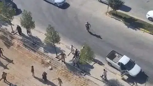 Ergani'de husumetli aileler jandarma önünde birbirine girdi