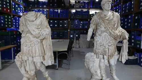 Kibyra’da 1950 yıllık imparator heykeli ayağa kaldırıldı