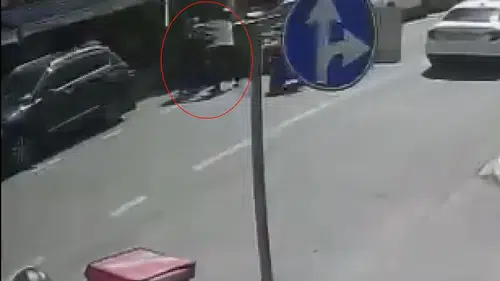 İstanbul'da Park Yerinde Bıçaklı Kavga: İki Kişi Yaralandı
