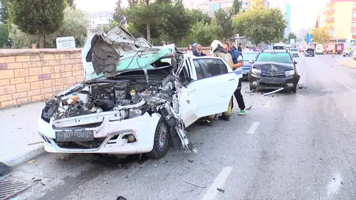 Kartal’da sabah vakti yarış dehşeti 3 araç hurdaya döndü
