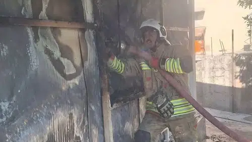 Altınözü’ndeki konteyner yangını paniğe neden oldu?