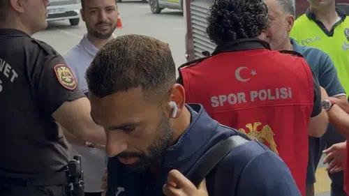 Bordo-Mavili Kafile Budapeşte'de
