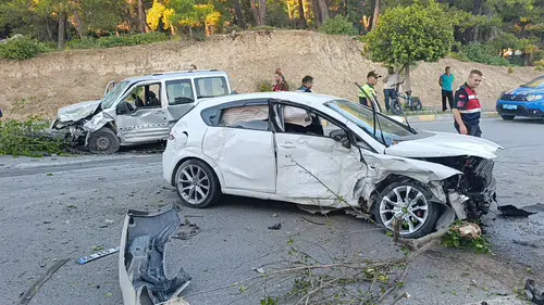 Manavgat yolunda kontrolden çıkan araç karşı şeride uçtu