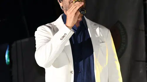 Mahsun Kırmızıgül sahnede barış mesajı verdi