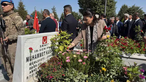 Çorum'da 30 Ağustos coşkusu şehitlikte başladı