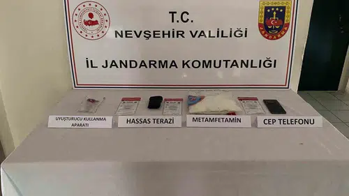 Narkotik köpeği Zırh bir aracın içindeki uyuşturucuyu yakaladı