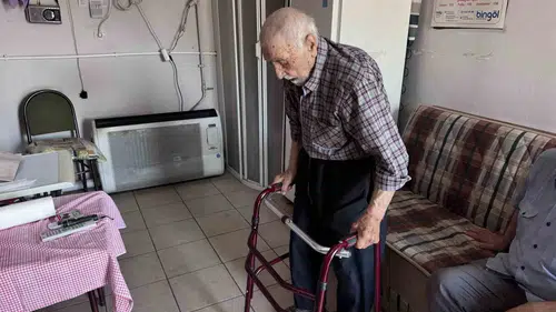 Kayseri'de 15 metrekarelik dükkanda yaşayan Niyazi dede huzurevine yerleşti