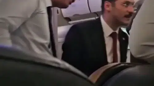 Sağlık Bakanı uçuş sırasında fenalaşan yolcuya müdahale etti