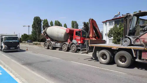 Iğdır yolunda beton mikserleri otomobili ezdi