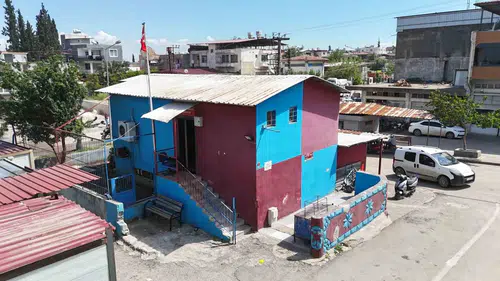 Hatay’daki muhtarlık binası bordo maviye boyandı