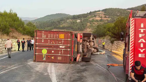 Bilecik’te tomruk yüklü tır devrildi
