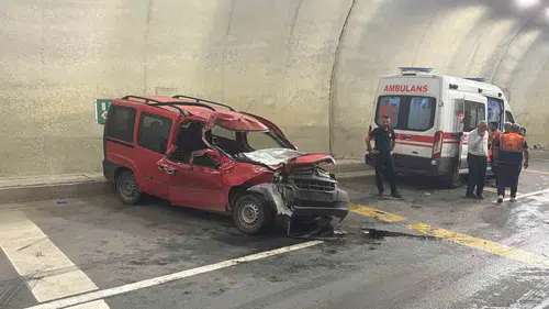 Artvin Cankurtaran Tüneli’nde baba ve oğlunu taşıyan araç kamyona çarptı
