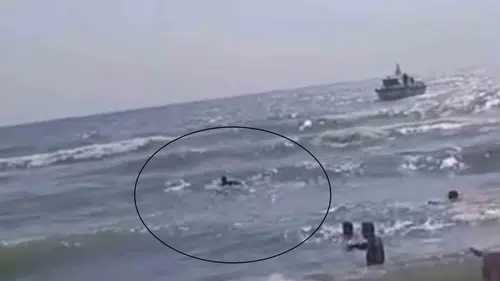 Hatay'da yasak dinlemeyen üç kişi denizde dalgalara kapıldı