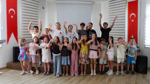 Efelerli minikler drama sahnesinde yeteneklerini sergiliyor