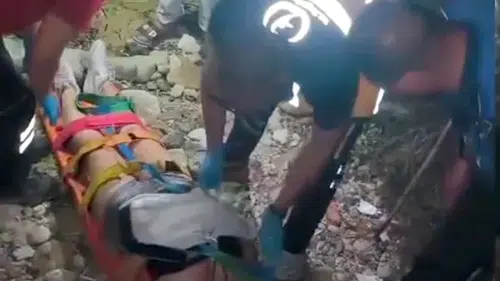 Saros Körfezi sahilinde yürüyen genç kız kayalıklara düştü