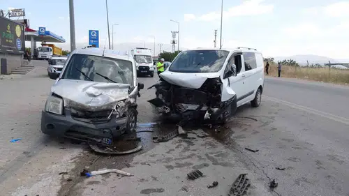 Malatya’da iki aracın çarpıştığı o anlar kameraya yansıdı