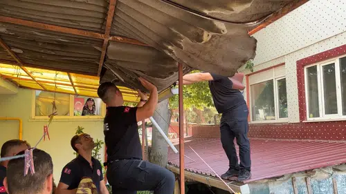 Çatıda mahsur kalan adamı polis ve itfaiye indirdi