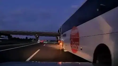 Otobüsün sıkıştırdığı otomobil bariyerlere çarptı