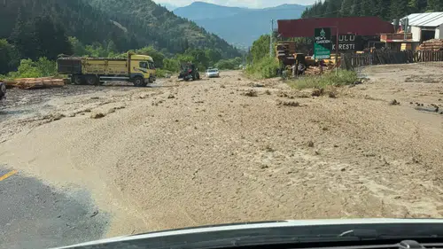 Artvin Şavşat’ta aniden bastıran sağanak yolları kapattı
