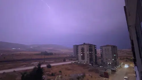 Gaziantep'te Gece Yarısı Şimşek Fırtınası Göz Kamaştırdı, Caddeler Su Altında Kaldı, şiddetli yağmur yaşamı olumsuz etkiledi