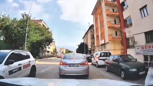 Bolu'da yola çöp atan sürücüye kamera cezası