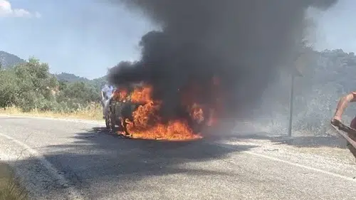 Bayındır yolunda seyir halindeki otomobil bir anda yanmaya başladı