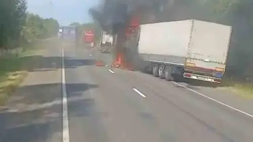 Artvinli şoförlerin gözü önünde tırlar alev topuna döndü