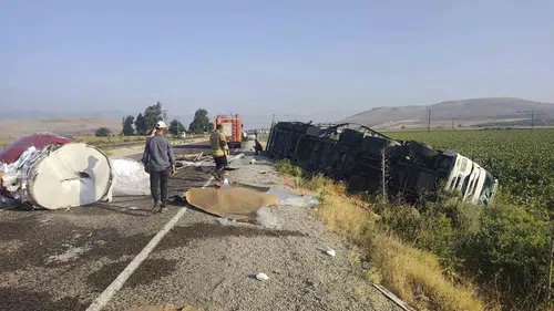 Hatay’da tır kazası sonucu devasa rulo saclar yola saçıldı