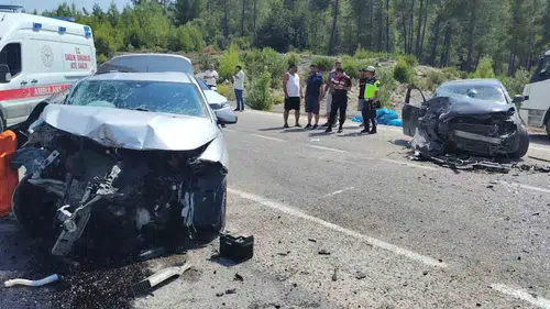 Manavgat'ta iki otomobil kafa kafaya çarpıştı, 76 yaşındaki sürücü hayatını kaybetti