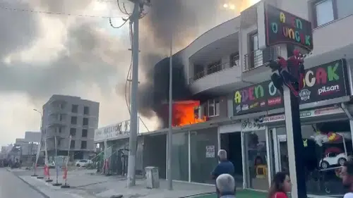 Hatay'da mobilya mağazasındaki yangın mahalleliyi sokağa döktü