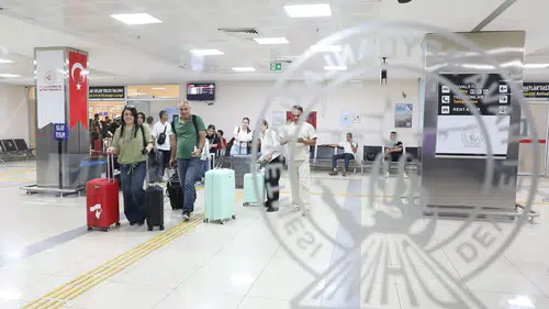 İlk uçuşun yolcuları Van’da çiçeklerle karşılandı Tahran’dan 80 turist geldi