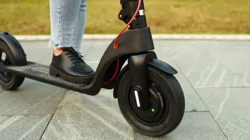Paris'te elektrikli scooter kullananlar için yeni kask ve yelek dönemi