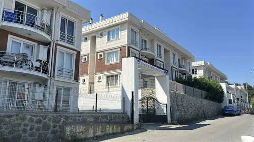 Serdivan'da hemşirenin yaşadığı daireden çöp dağları çıktı