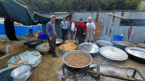 Abant yaylasında binlerce kişi etli pilav sofrasında buluştu