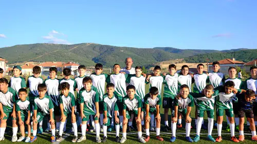 Akdağmadeni'nde 60 genç futbolcuya belediyeden tam donanım