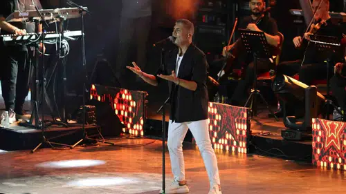 Özcan Deniz Bursa konserinde ayrılık acısı çekenleri teselli etti
