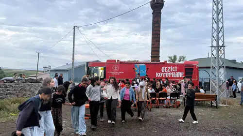 Karslı çocuklara kütüphane ayağına geldi