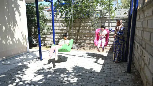 Üç engelli kardeşin salıncak hayali gerçek oldu