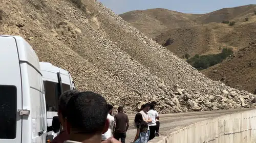 Yüksekova yolunda dev kaya parçaları trafiği durdurdu