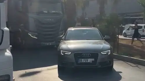 TIR şoförü tartıştığı otomobile çarpıp kaçtı, o anlar kamerada
