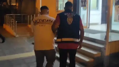 Mersin'de park halindeki araca taşlı saldırı düzenleyen şüpheli yakalandı
