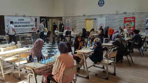 Çaldıranlı çocuklar Kur’an kursunda hamleleri yarıştırdı
